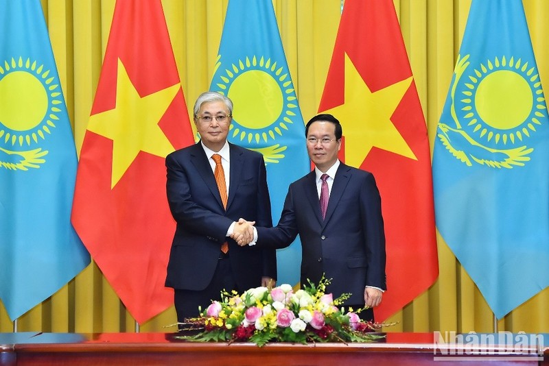 El presidente de Vietnam, Vo Van Thuong, y su homólogo kazajo, Kassym-Jomart Tokayev. 