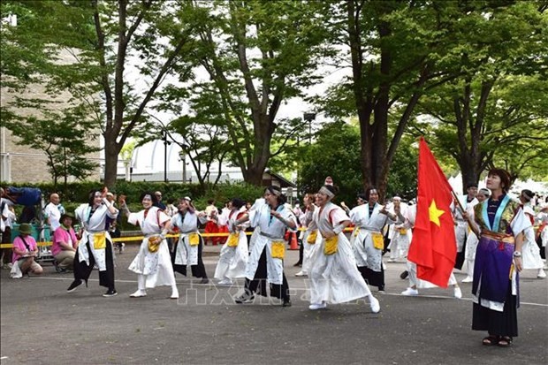 El equipo de danza Nakama Yosakoi en la calle. (Fotografía: VNA)