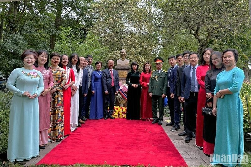 El embajador vietnamita en Francia, Dinh Toan Thang, embajadora Le Thi Hong Van, jefa de la misión de Vietnam ante la Unesco, y autoridades de la ciudad de Montreuil en el monumento dedicado al Tío Ho (Fotografía: Nhan Dan)