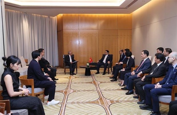 El primer ministro Pham Minh Chinh recibe a líderes de las empresas indonesias. (Fotografía: VNA)