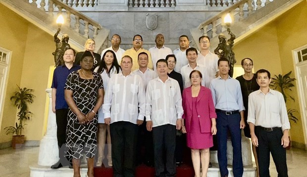 El embajador de Vietnam en Cuba, Le Thanh Tung, junto con representantes de las agencias cercanas a la Embajada y autoridades de Santiago de Cuba (Fotografía: VNA)