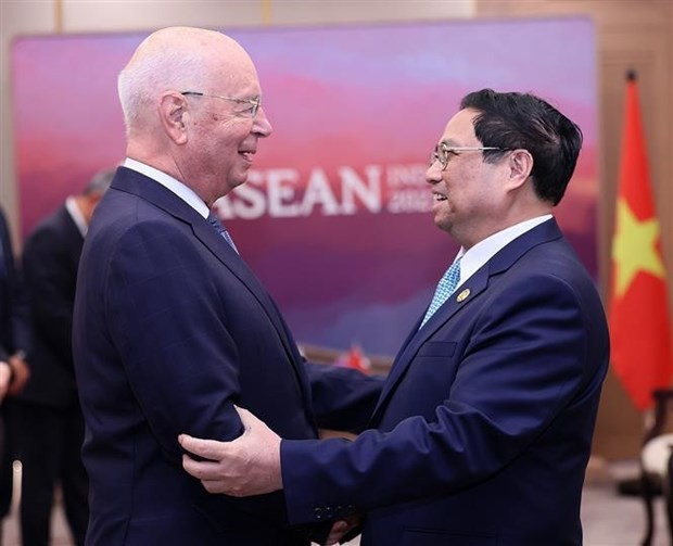 El primer ministro vietnamita, Pham Minh Chinh, se reúne con el fundador y presidente ejecutivo del Foro Económico Mundial, Klaus Schwab (Fotografía: VNA)
