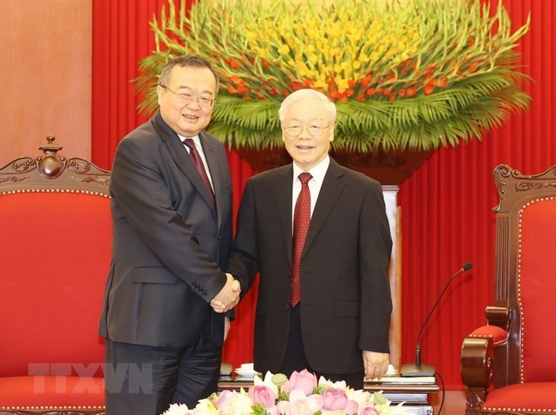 El secretario general del PCV, Nguyen Phu Trong, y el jefe del Departamento de Enlace Internacional del PCCh, Liu Jianchao. 