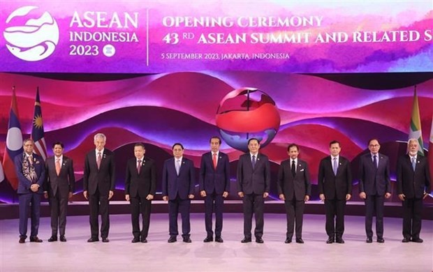 El primer ministro Pham Minh Chinh con el secretario general y los jefes de delegaciones de los países de la Asean en la ceremonia de apertura. (Fotografía: VNA)