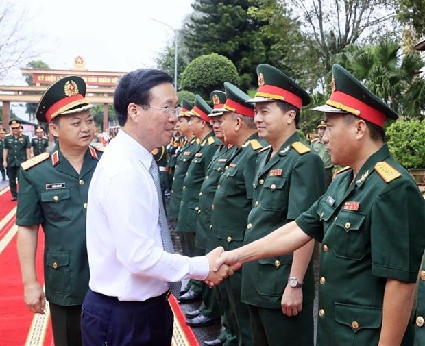 El presidente Vo Van Thuong con oficiales del Cuerpo de Ejército 15. (Fotografía: VNA)
