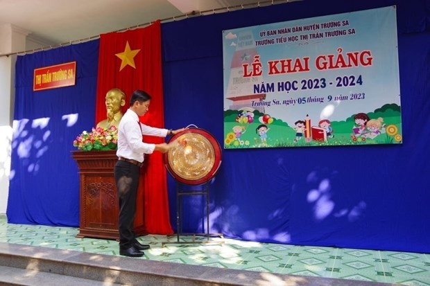Tran Quang Phu, presidente del Comité Popular del municipio de Truong Sa inaugura el nuevo año escolar en la escuela primaria del municipio de Truong Sa. (Fotografía: VNA)