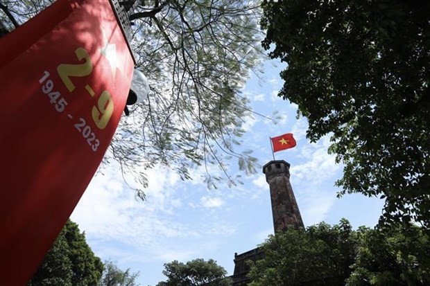En la Torre de la Bandera Nacional en Hanói se cuelgan pancartas para dar la bienvenida al Día Nacional. (Fotografía: VNA)