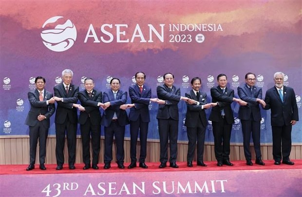 El primer ministro vietnamita, Pham Minh Chinh, y los dirigentes de otros estados miembros en la 43 Cumbre del bloque regional (Fotografía: VNA)
