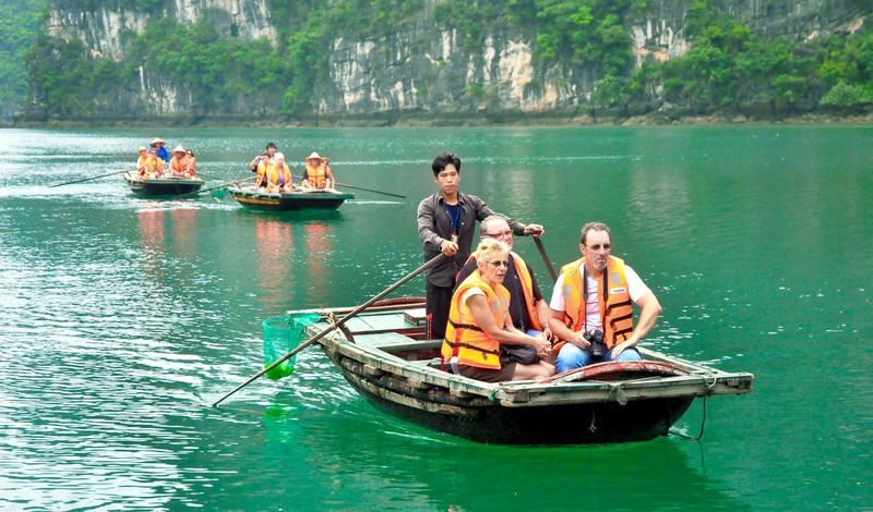 Los turistas internacionales visitan la bahía de Ha Long. (Fotografía: baodautu.vn)