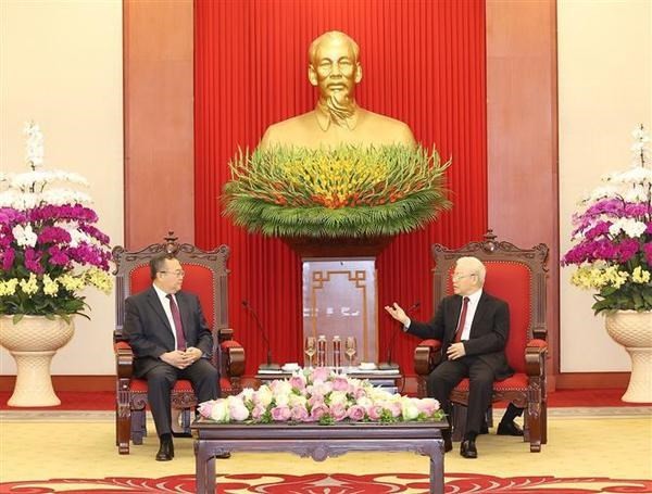 El secretario general del Partido Comunista de Vietnam, Nguyen Phu Trong, recibe al miembro del Comité Central del Partido Comunista de China y jefe de su Departamento de Enlace Internacional, Liu Jianchao (Fotografía: VNA)
