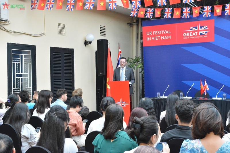 El embajador británico en Vietnam, Iain Frew, habla en el evento. (Fotografía: qdnd.vn)