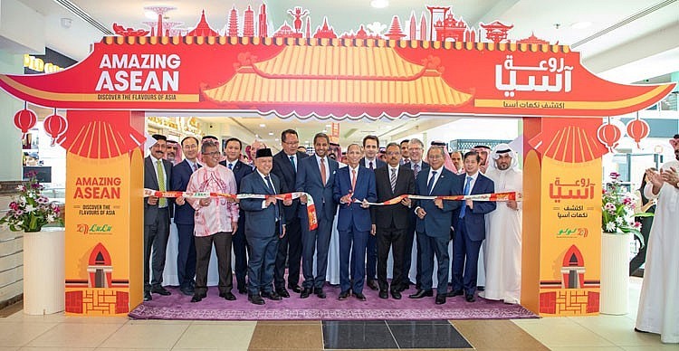 Embajadores de los países de la Asean en Arabia Saudita y representantes de la cadena de supermercados Lulu cortan la cinta para inaugurar el evento. (Fotografía: congthuong.vn)
