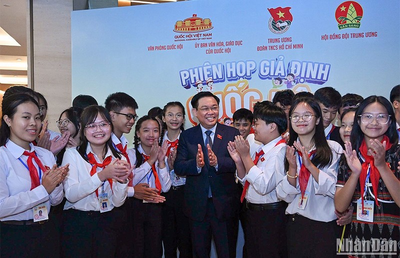 El presidente de la Asamblea Nacional de Vietnam, Vuong Dinh Hue, y los niños en el evento.