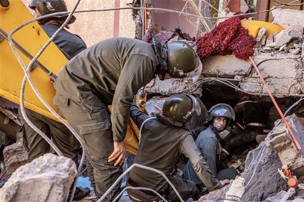 Los trabajadores de rescate buscan víctimas bajo los escombros después de un terremoto en la provincia de Al Haouz, Marruecos, el 9 de septiembre de 2023. (Fotografía: AFP/VNA)