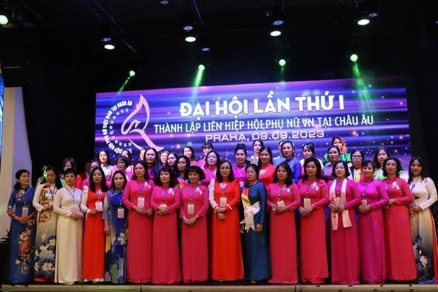 Las integrantes del Comité Ejecutivo de la Federación de Mujeres Vietnamitas en Europa para el mandato 2023-2028. (Fotografía: VNA)