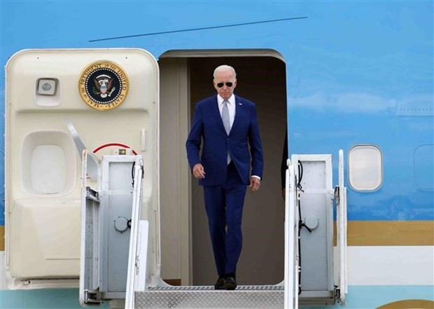 El presidente estadounidense, Joe Biden, llega al aeropuerto internacional de Noi Bai, en Hanói, iniciando su visita de Estado aVietnam (Fotografía: VNA)