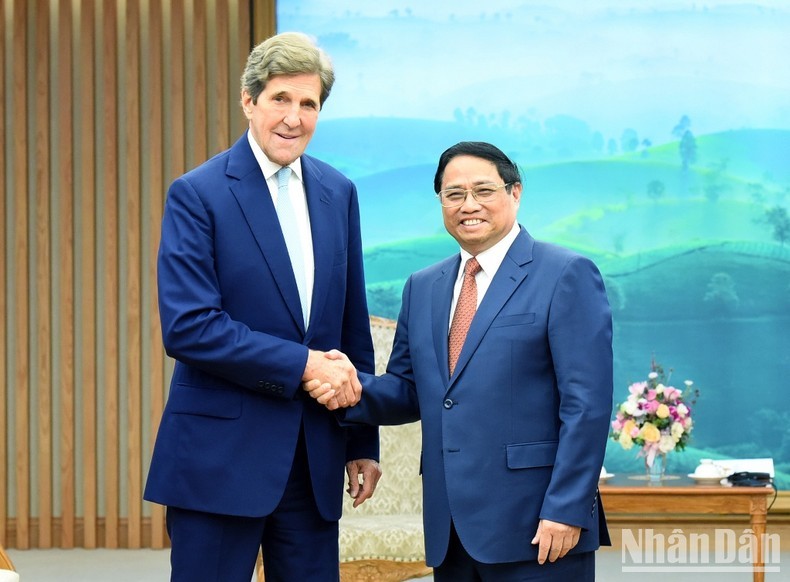 El primer ministro Pham Minh Chinh, y el enviado presidencial especial de Estados Unidos para el Clima, John Kerry.