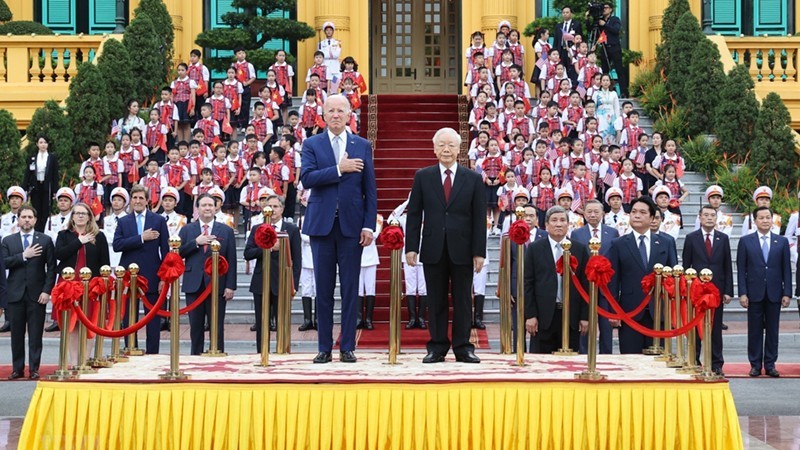 El secretario general del Partido Comunista de Vietnam, Nguyen Phu Trong, y el presidente de Estados Unidos, Joe Biden, en la ceremonia de bienvenida. (Fotografía: VNA)