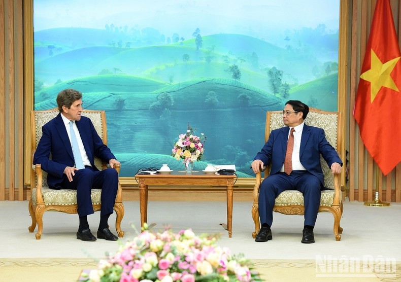 El primer ministro de Vietnam, Pham Minh Chinh, recibe al enviado especial presidencial estadounidense para el clima, John Kerry. 