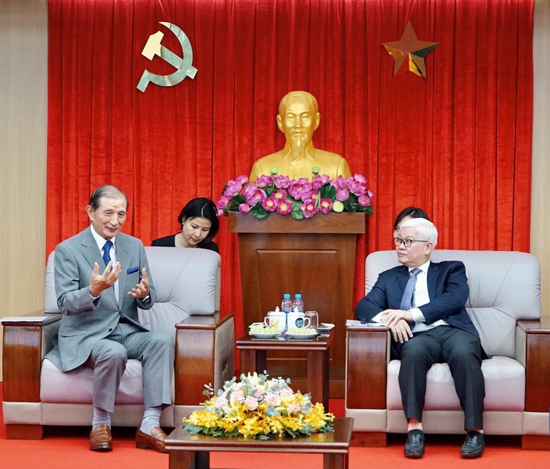 Nguyen Van Loi, secretario del Comité del Partido de la provincia de Binh Duong (derecha) y Nomoto Hirofumi, presidente del Grupo Tokyu de Japón (Fotografía: baobinhduong.vn)