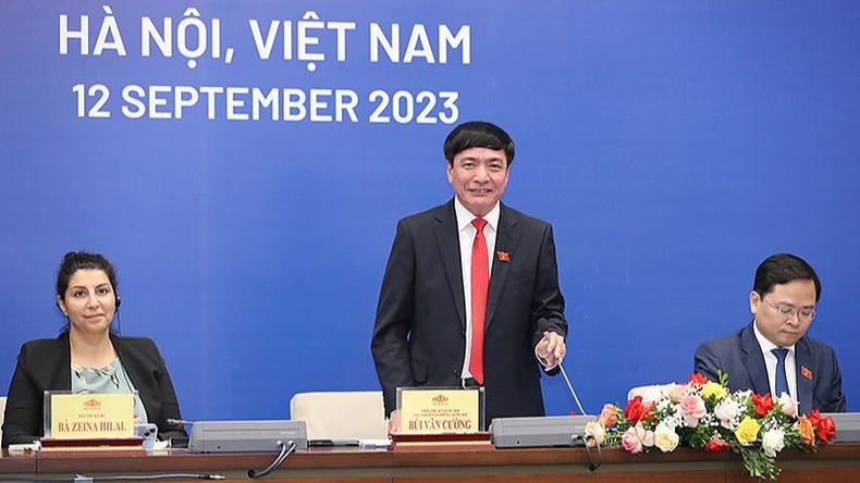El secretario general de la Asamblea Nacional de Vietnam (ANV) y jefe de la Oficina parlamentaria, Bui Van Cuong, habla en la rueda de prensa.