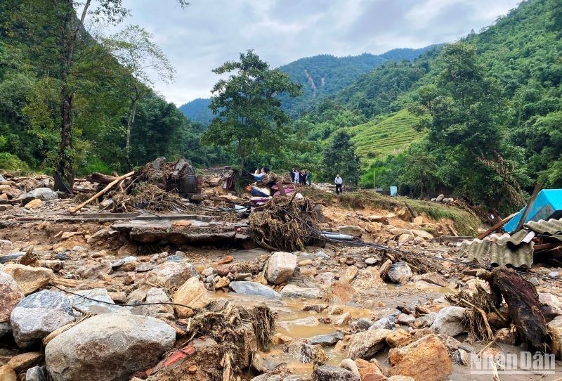 Premier vietnamita insta a superar consecuencias de inundaciones repentinas en Lao Cai