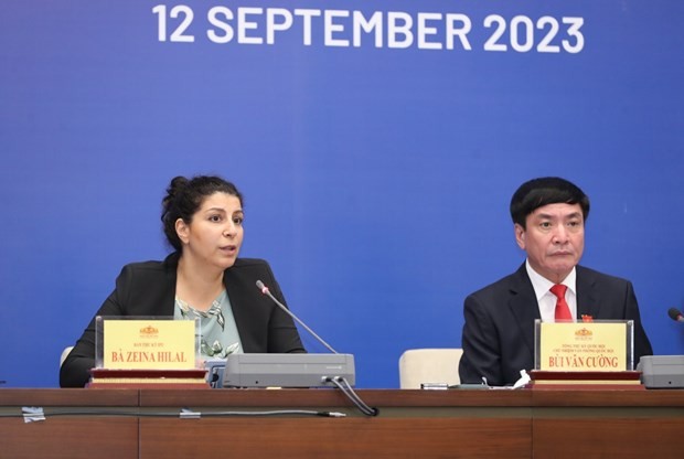 La representante de la Secretaría de la UIP, Zeina Hilal, habla en la rueda de prensa. (Fotografía: VNA)
