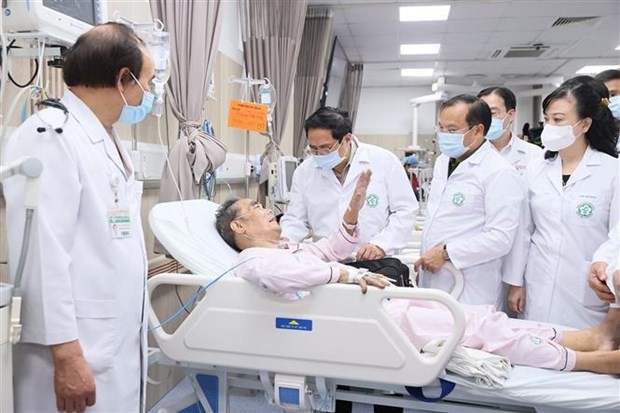 El primer ministro, Pham Minh Chinh, visita a las víctimas del incendio que reciben tratamiento en el Hospital Bach Mai (Fotografía: VNA)