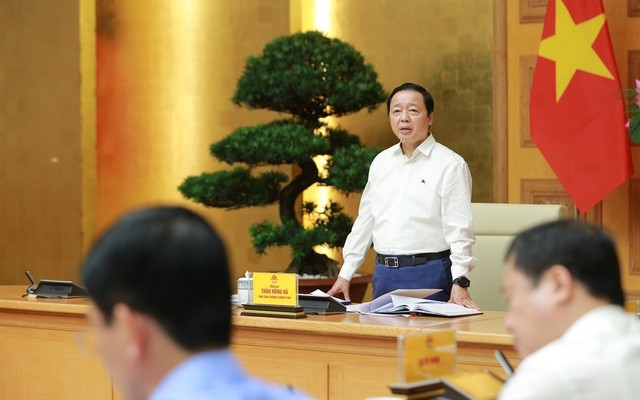 El vicepremier Tran Hong Ha preside la reunión. (Fotografía: baochinhphu.vn)