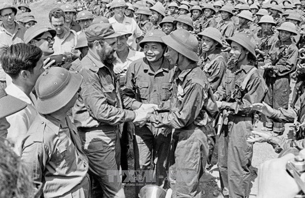 El líder cubano Fidel Castro y soldados de la unidad Khe Sanh del ejército de liberación Tri Thien Hue durante una visita a la zona liberada en Quang Tri el 15 de septiembre de 1973. (Fotografía: VNA)