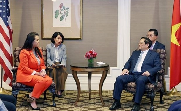 El primer ministro Pham Minh Chinh (derecha, al frente) y Sheng Thao (izquierda, al frente), alcaldesa de la ciudad de Oakland, en la reunión. (Fotografía: VNA)