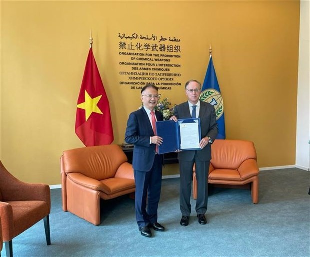 El embajador de Vietnam en Países Bajos, Ngo Huong Nam, y el director general de OPAQ, Fernando Arias. (Fotografía: VNA)