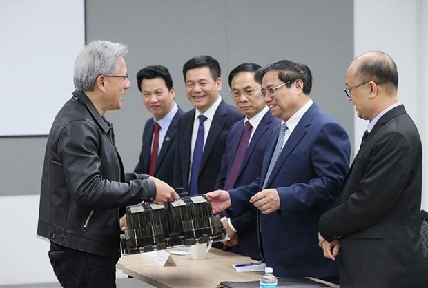 El primer ministro de Vietnam, Pham Minh Chinh, visita el principal fabricante de los semiconductores Nvidia. (Fotografía: VNA)
