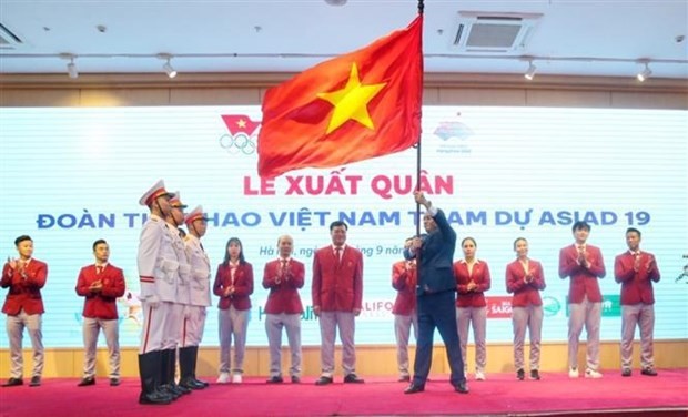 El vicepresidente de la Asamblea Nacional de Vietnam Tran Quang Phuong entrega bandera a la delegación deportiva de Vietnam. (Fotografía: VNA)