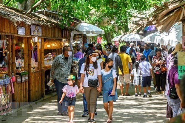 Turistas en un mercado en la provincia tailandesa de Ayutthaya (Fotografía: AFP/VNA)