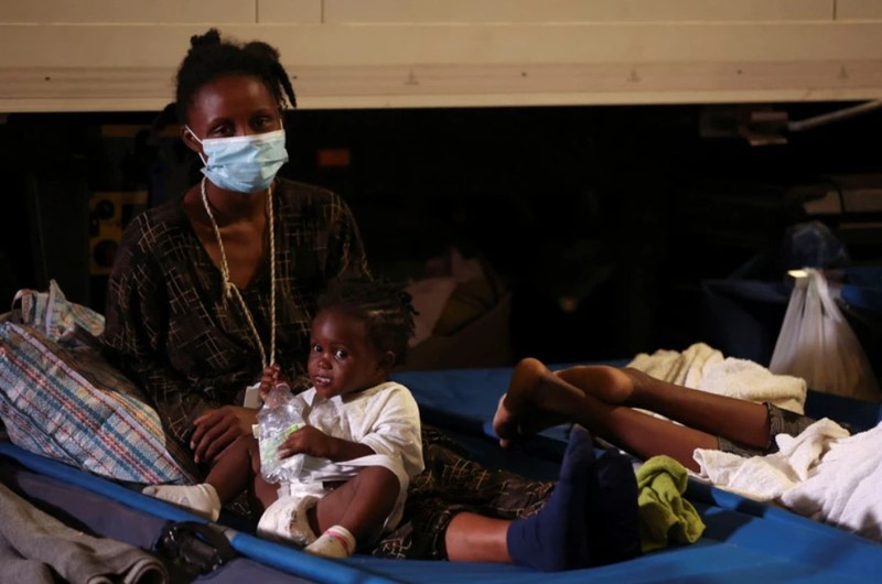 Migrantes descansan fuera del centro de recepción habilitado en la isla siciliana de Lampedusa, Italia, el 14 de septiembre. (Fotografía: Reuters)