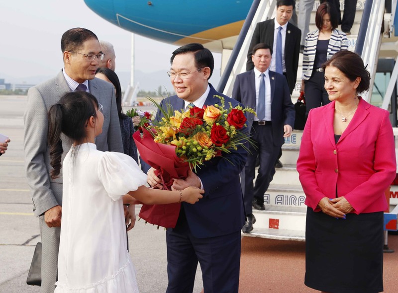 El presidente de la Asamblea Nacional de Vietnam, Vuong Dinh Hue, llega a Sofía para iniciar una visita oficial a Bulgaria. (Fotografía: VNA)