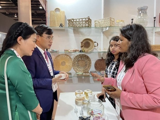 Presentan productos vietnamitas a los visitantes en la exposición. (Fotografía: VNA)