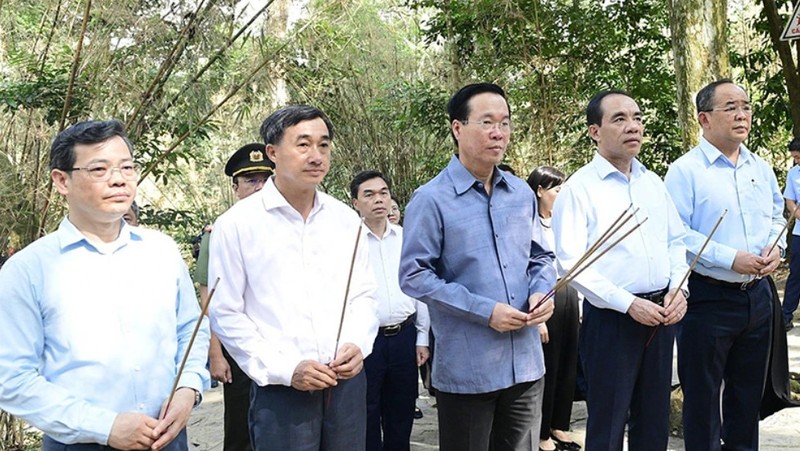 El presidente de Vietnam, Vo Van Thuong, rinde tributo al Presidente Ho Chi Minh en la barraca de Na Nua. (Fotografía: baotuyenquang.vn)