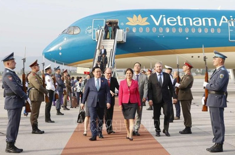 El presidente de la Asamblea Nacional de Vietnam, Vuong Dinh Hue, llega a Sofía, iniciando una visita oficial a Bulgaria. 