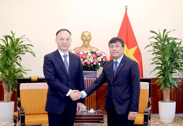 El viceministro permanente de Relaciones Exteriores de Vietnam, Nguyen Minh Vu (derecha) y Nong Rong, asistente del ministro de Relaciones Exteriores de China (Fotografía: baoquocte.vn)