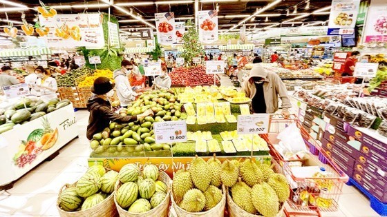 Productos agrícolas vietnamitas se venden en el sistema de supermercados de MM Mega Market. (Fotografía: sggp.org.vn)