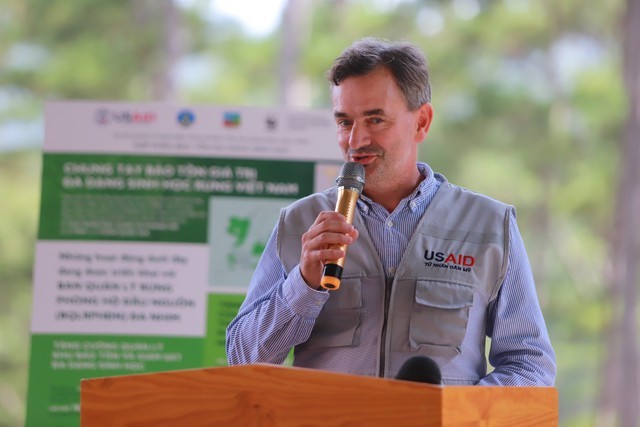 John Kiely Beebe Harris, subjefe de Medio Ambiente y Cambio Climático de Usaid en Vietnam habla en el evento (Fotografía: VGP)