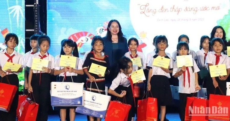 La vicepresidenta de Vietnam, Vo Thi Anh Xuan entrega becas a los niños étnicos.
