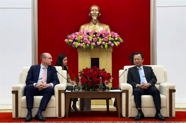 Cao Tuong Huy (derecha), presidente interino del Comité Popular de la provincia de Quang Ninh y Richard Sell, director general de HAECO (Fotografía: VNA) 