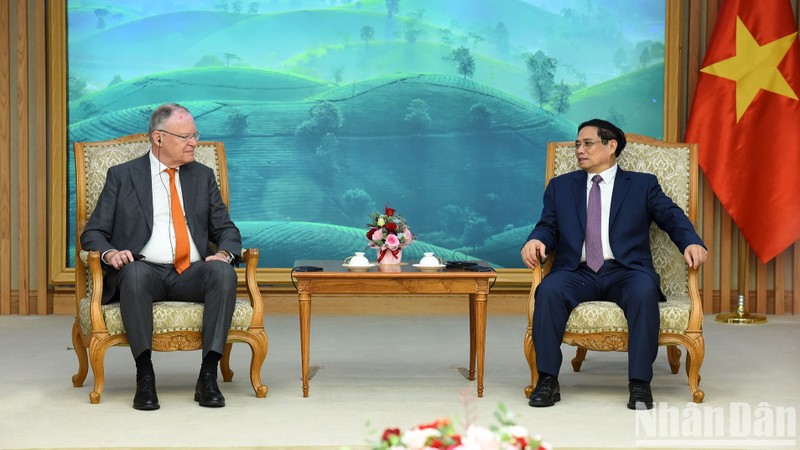 El primer ministro de Vietnam, Pham Minh Chinh y el ministro presidente de Baja Sajonia, Stephan Weil.