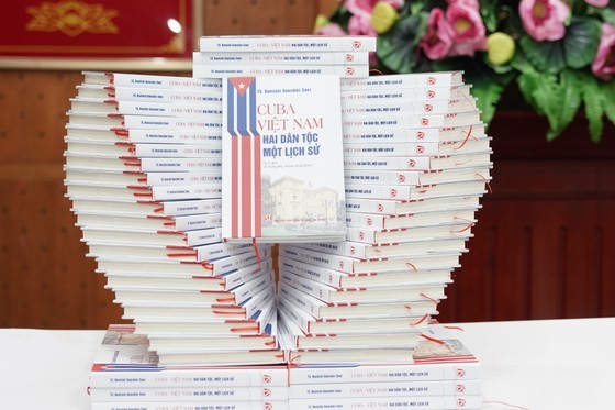 La versión en vietnamita del libro “Dos pueblos hermanos-una historia: Cuba y Vietnam” (Fotografía: sggp.org.vn)