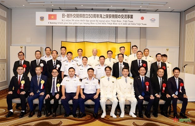 Representantes japonesas y la delegación de la Guardia Costera de Vietnam en la ceremonia de bienvenida al barco CSB 8004 (Fotografía: qdnd.vn)
