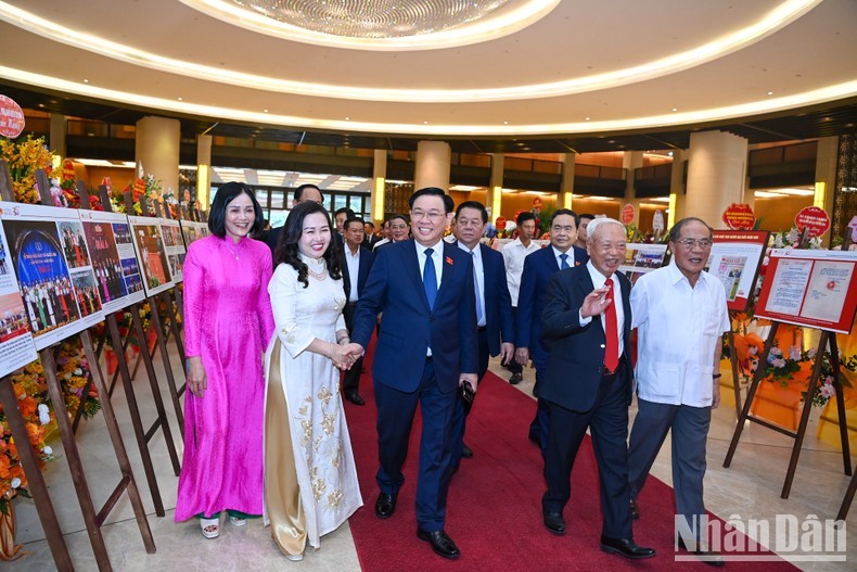 El presidente de la Asamblea Nacional de Vietnam, Vuong Dinh Hue, asiste al acto. 