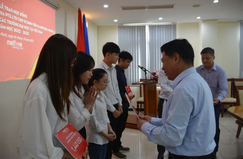 El embajador vietnamita en Camboya, Nguyen Huy Tang, entrega becas a los estudiantes.